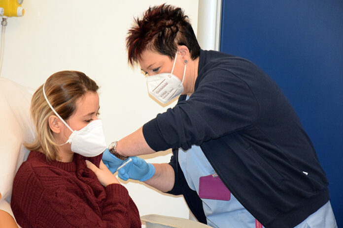 Siena, Agnese, l’infermiera che entra nella storia. Monito ai coetanei: “Rispettate le&nbsp;regole”