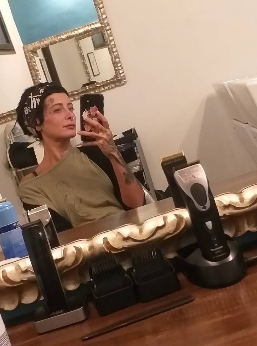 Siena, La generosità di Martina: “Capelli gratis ai senzatetto”