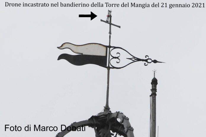 Siena: Drone incastrato nel bandierino della Torre del&nbsp;Mangia