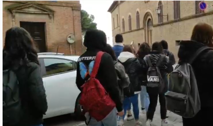Siena, Alcol, stress e sedentarietà: nell’indagine Hsbc la fotografia della generazione Z in provincia di Siena