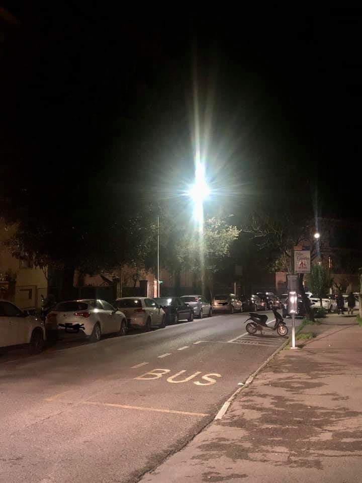 Siena: Via Mameli, guasto all’illuminazione pubblica risolto con una&nbsp;“liana”