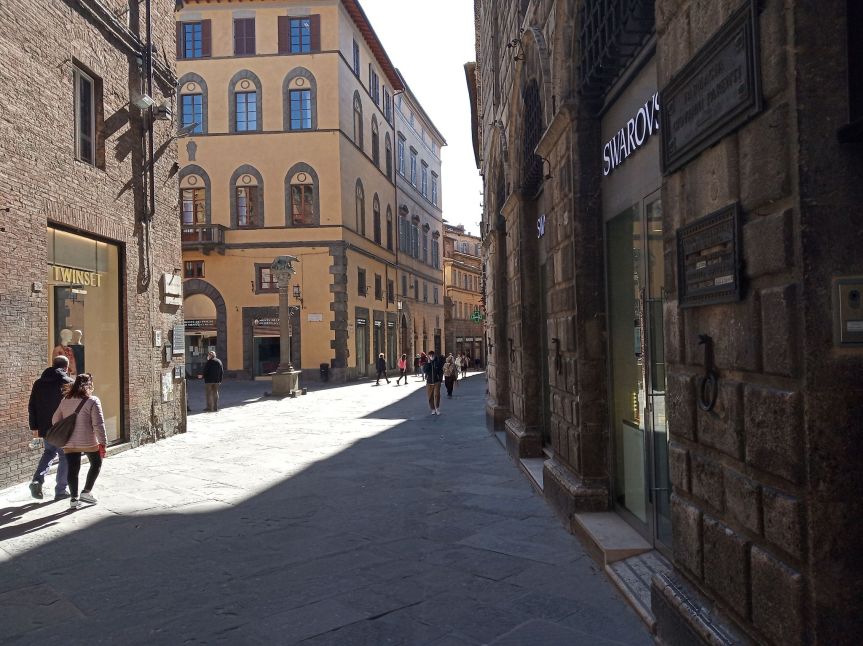 Siena: Ladra insospettabile ruba in negozio. La commessa la insegue per il&nbsp;centro