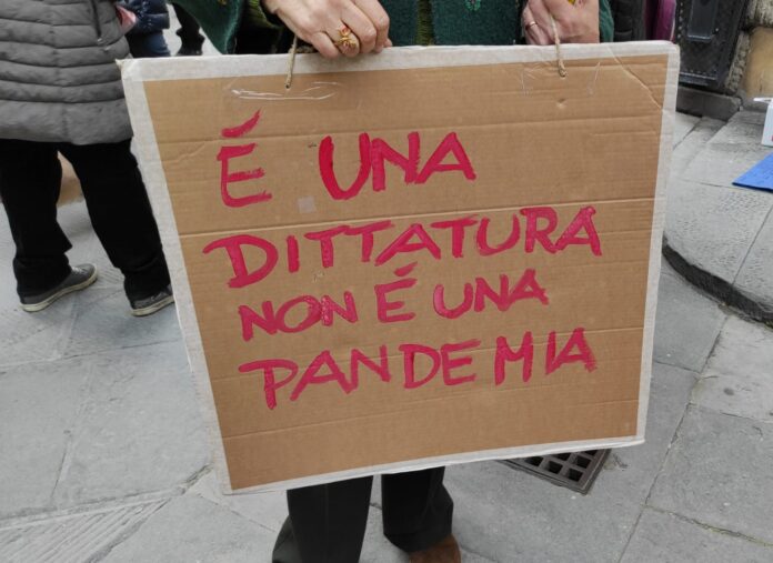 Siena, Oggi 06/02, Covid, i NoVax ancora in città: “Vaccino fa più danni della&nbsp;malattia”