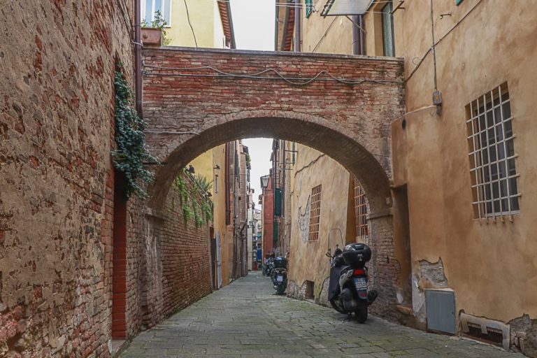 Siena, Nicoló, Duccio e il senso delle cose: Vicolo della pioggia, lavarsi dalle pretese di&nbsp;certezza