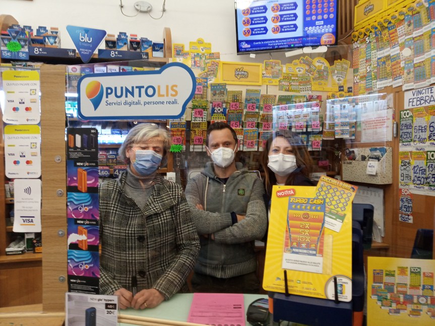 Siena, Vincita SuperEnalotto, la titolare della tabaccheria: “Felice che sia successo&nbsp;qui”