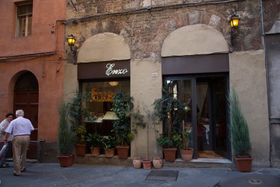 Siena, Bollette pagate ma luce staccata: Il calvario dell’energia del ristorante “Da&nbsp;Enzo”