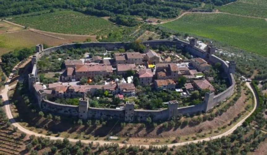 Provincia di Siena: Monteriggioni, Piazza Roma diventa Piazza Dante&nbsp;Alighieri