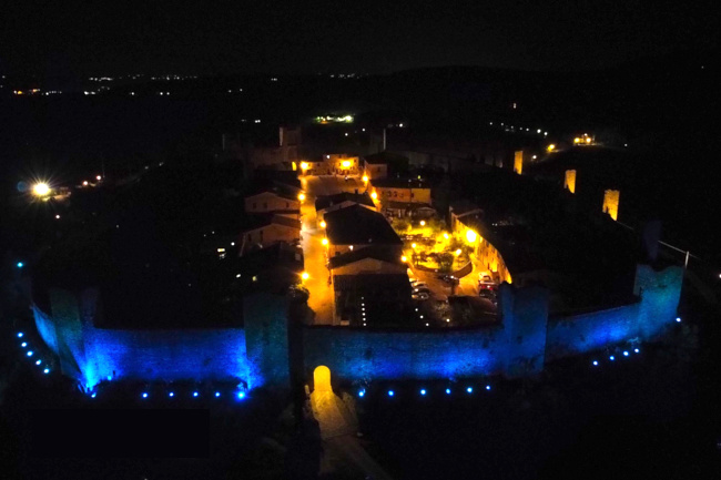 Provincia di Siena: Il castello di Monteriggioni illuminato di blu per la Giornata mondiale sull’Autismo