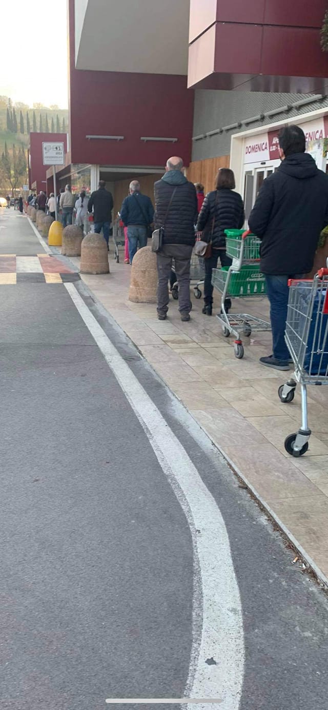 Siena: Oggi 03/04 lunghe file alla Coop delle Grondaie per fare la spesa, armatevi di tanta&nbsp;pazienza