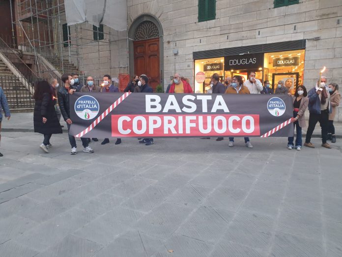 Siena: Fratelli d’Italia scende in piazza contro il coprifuoco: “Una prevaricazione&nbsp;irrazionale”