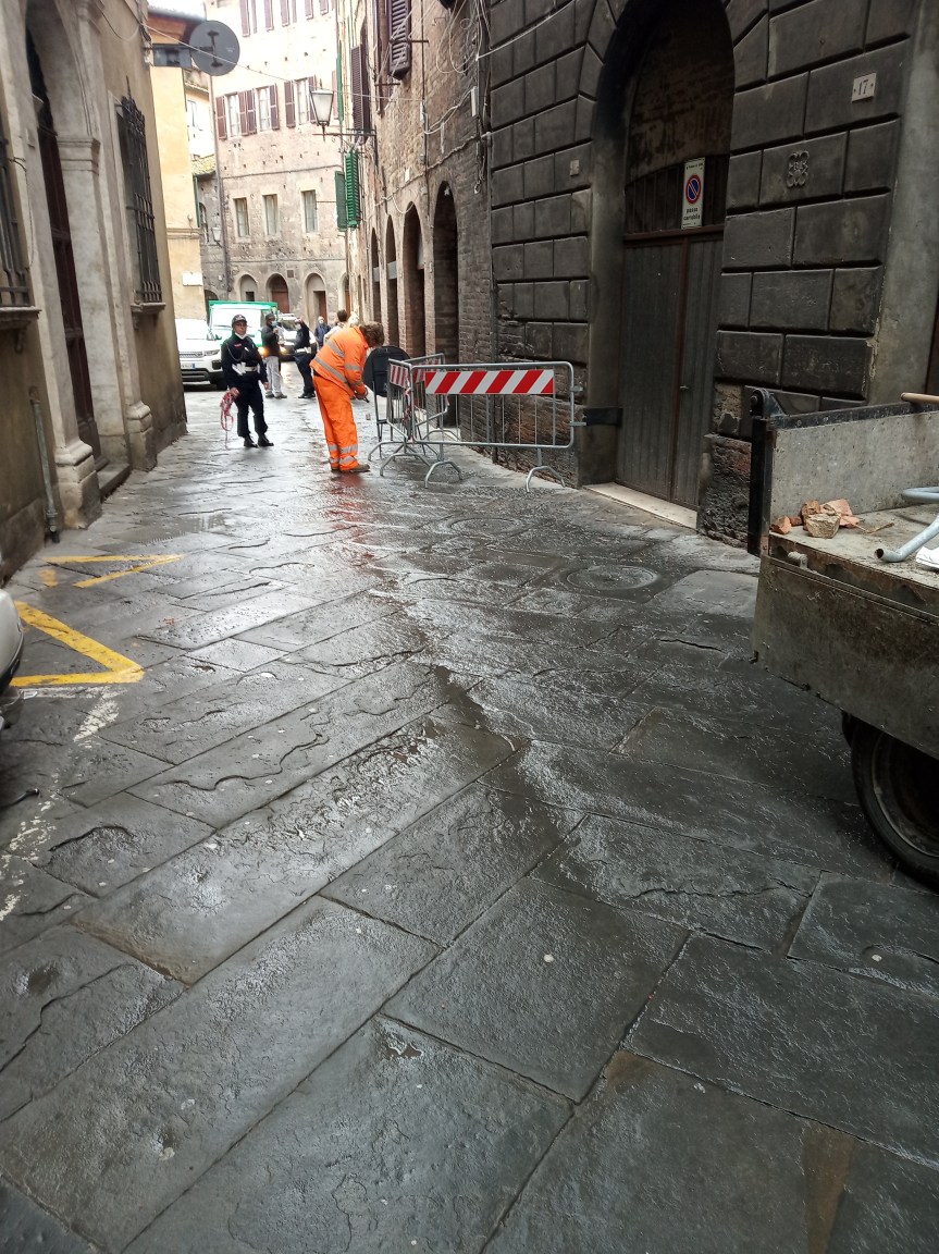 Siena: Oggi 29/04 caduti mattoni e calcinacci in Via del&nbsp;Giglio