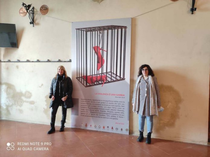 Provincia di Siena: A San Casciano dei Bagni si conclude la staffetta del pannello contro la violenza sulle&nbsp;donne