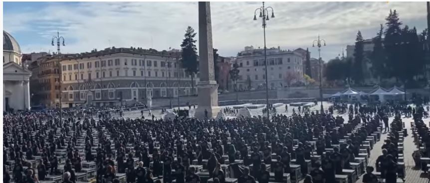 Italia, Roma, la protesta dei lavoratori dello spettacolo: mille bauli in piazza del&nbsp;Popolo