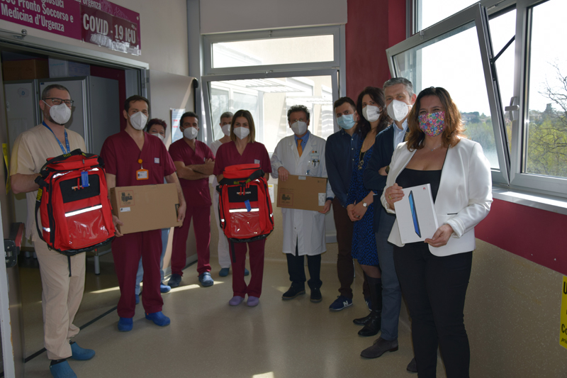 Siena: Il Gruppo Stampa Autonomo di Siena dona un tablet, 2 pc e 2 zaini per l’emergenza all’area&nbsp;Covid