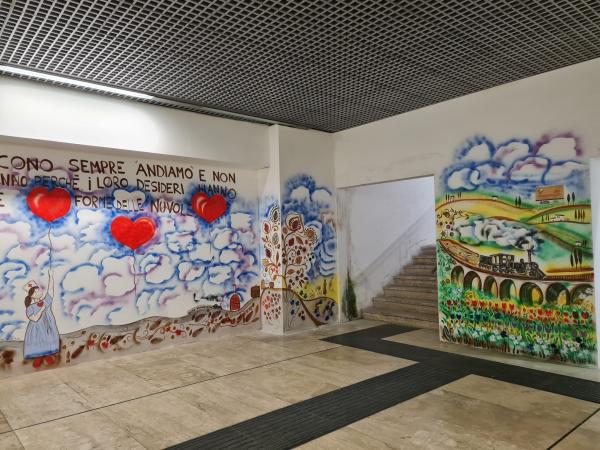 Siena: Il Comune colora il sottopasso della Stazione con la “Street Art”. Protagonisti dei primi due murales i giovani della Cooperativa Riuscita Sociale e gli studenti del&nbsp;Caselli