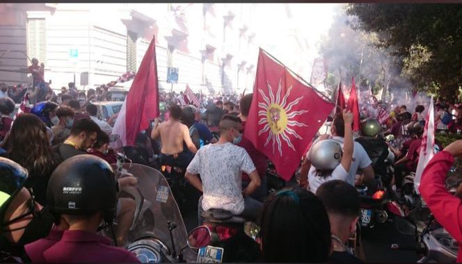 Siena: Una bandiera della Torre spunta in mezzo alla festa promozione della&nbsp;Salernitana