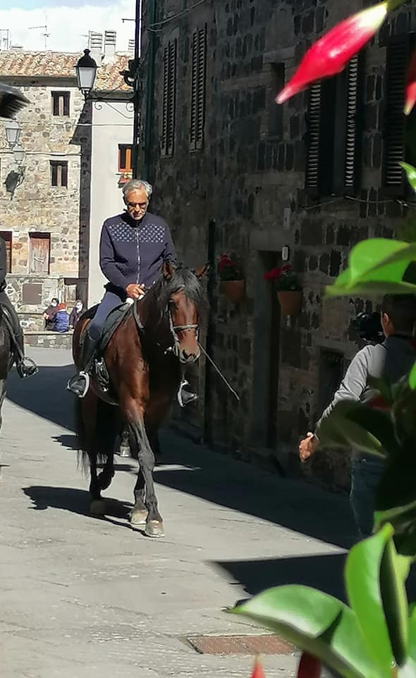 Provincia di Siena, Andrea Bocelli “cavaliere” a Radicofani: Ecco le&nbsp;foto