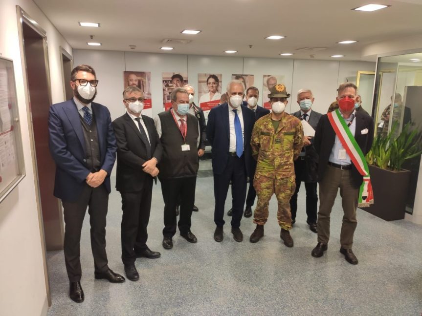 Siena, Figliuolo in visita all’hub vaccinale PalaGiannelli: “Palio straordinario? Vi auguro di&nbsp;farlo”