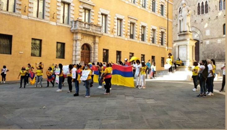 Siena: Riforma fiscale, in piazza Salimbeni protesta anche la comunità colombiana&nbsp;senese