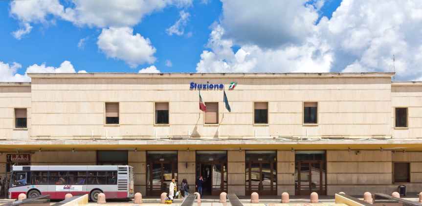 Siena, Senese in difficoltà dorme alla Stazione: Grande risposta solidale da parte della&nbsp;città