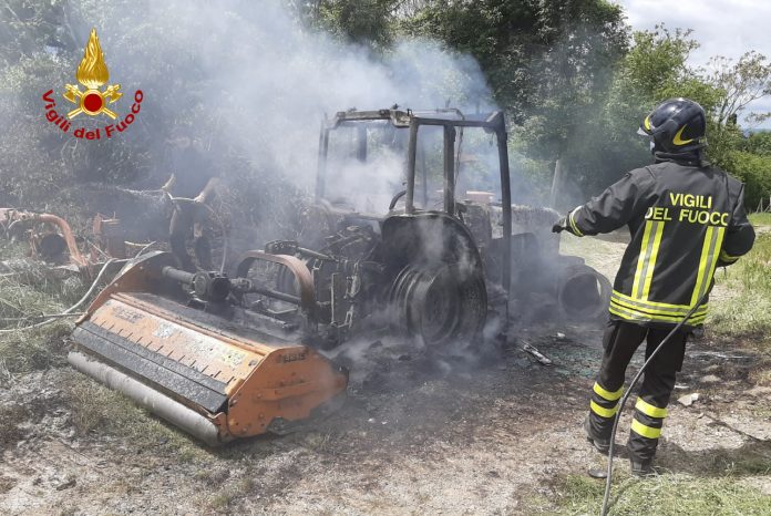 Provincia di Siena: Si incendia un trattore, pericolo in un’azienda agricola di Castellina in&nbsp;Chianti