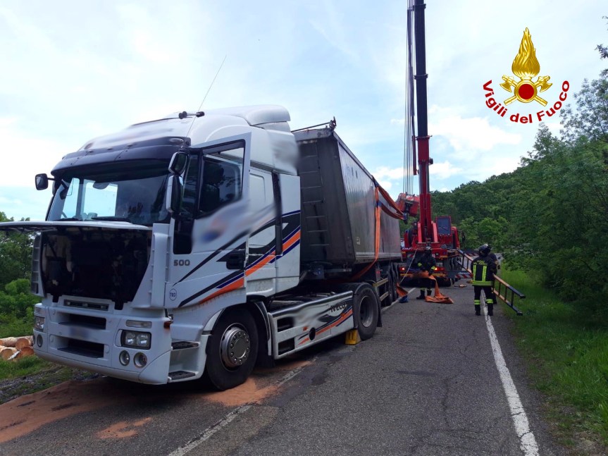 Provincia di Siena: Monte Amiata, si ribalta su un fianco mezzo pesante carico di tronchi di&nbsp;legno