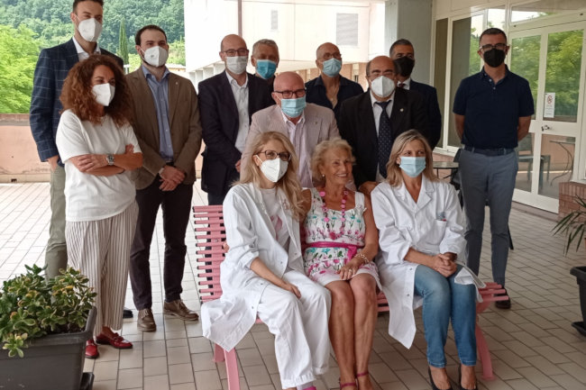 Provincia di Siena: All’ospedale di Campostaggia due panchine rosa per ricordare l’importanza della prevenzione del tumore al&nbsp;seno