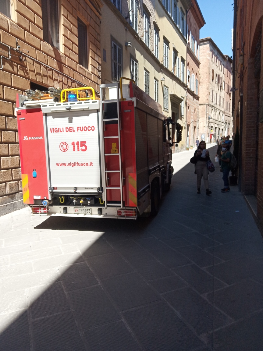 Siena, cade cornicione in via Montanini: Necessario l’intervento dei vigili del fuoco