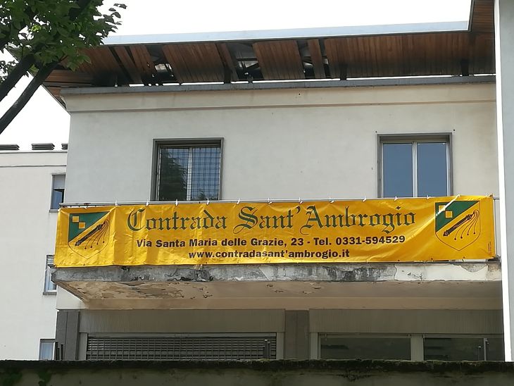 Palio di Legnano: Contrada Sant’Ambrogio prosegue nella sistemazione del nuovo Maniero. Affisso lo&nbsp;striscione