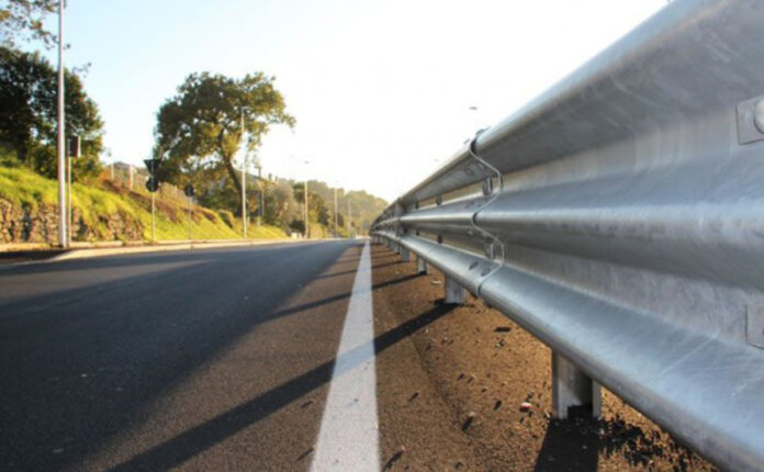 Provincia di Siena, Nudo in mezzo alla strada: “Un camion l’ha evitato. Si era accovacciato”