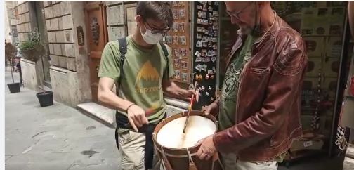 Siena: Oggi 08/06 in Via San Pietro risuona il rullo del tamburo realizzato da Simone&nbsp;Bocci