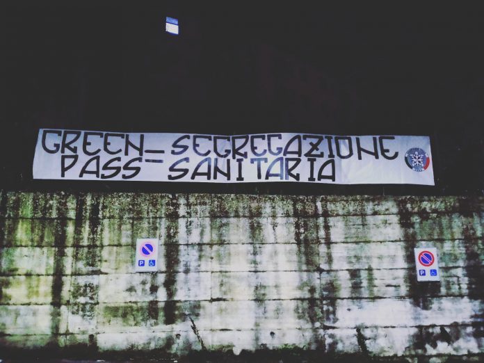 Siena, Striscione di CasaPound contro il Green Pass: “Scelta folle, è segregazione&nbsp;sanitaria”