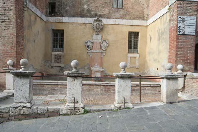 Siena, Prima il tuffo nella fonte, poi il video: caccia ai protagonisti della&nbsp;bravata