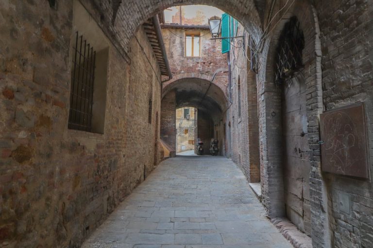 Siena, Nicoló, Duccio e il senso delle cose: via dei Percennesi, il succedersi delle intenzioni&nbsp;umane