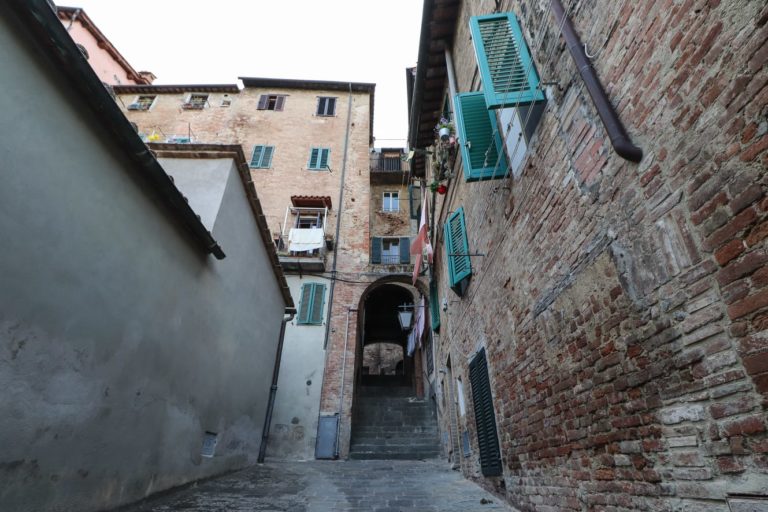 Siena, Nicoló, Duccio e il senso delle cose: Vicolo della Stufa, i vecchi bagni&nbsp;pubblici