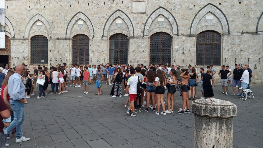 Siena: Oggi 16/08 I senesi si ritrovano sotto il Palazzo Comunale in difesa del&nbsp;Palio