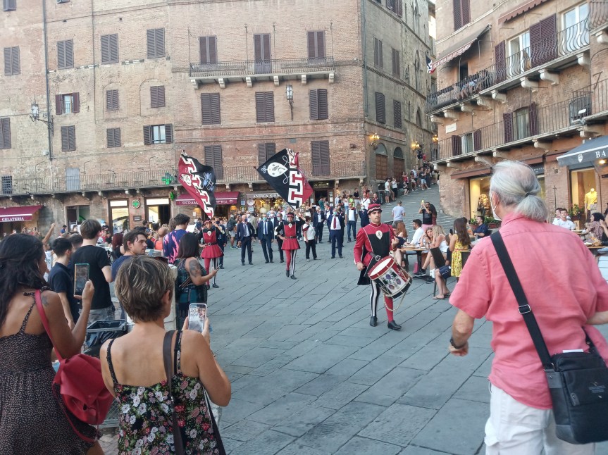 Siena, Contrada della Civetta: Oggi 21/08 Festa Titolare la Contrada sfila in Piazza del&nbsp;Campo