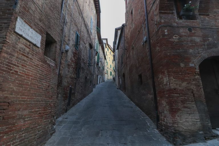 Siena, Nicoló, Duccio e il senso delle cose: Ferragosto in vicolo del&nbsp;Sambuco