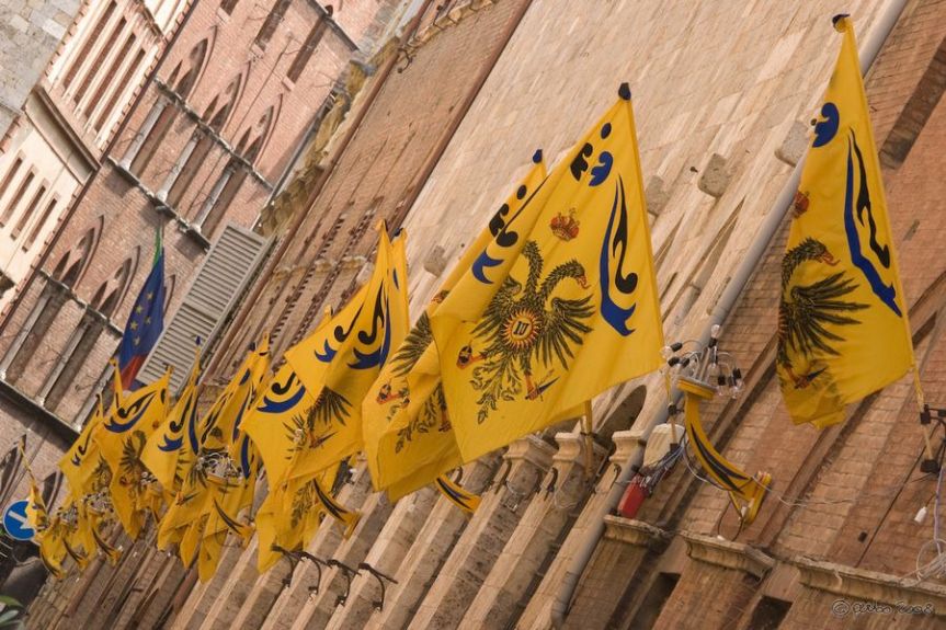 Siena: Bandiere e tamburi in attesa del&nbsp;Palio