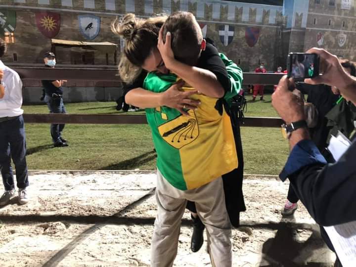 Palii: Il fantino vince e si dichiara: “Giulia, vuoi sposarmi?”