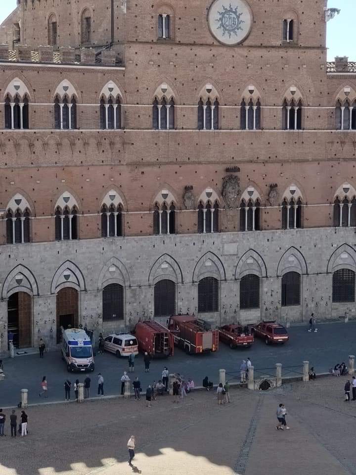 Siena: Accusa un malore sulla Torre del Mangia, turista salvato dai&nbsp;soccorsi