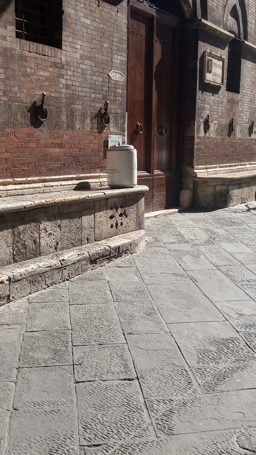 Siena: Oggi 29/09 scaldabagno abbandonato accanto alla porta della Pinacoteca&nbsp;Nazionale