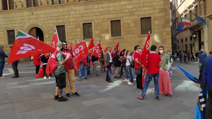 Siena, BMps, al presidio dei sindacati c’è Marrocchesi Marzi ma manca Letta. Seggiani: “Chi è sensibile alla vicenda deve essere&nbsp;qui”