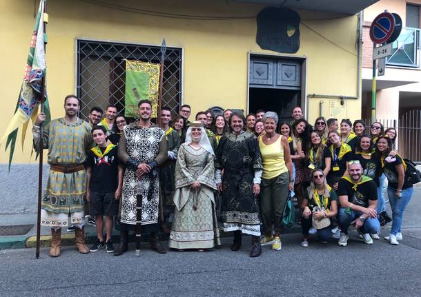 Palio di Legnano, Tour del maniero di Sant’Ambrogio tra vestizioni e aggregazione: «La contrada è una grande&nbsp;famiglia»