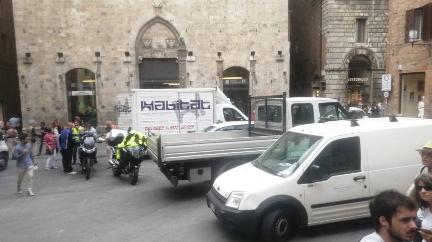 Siena: Parcheggio selvaggio di furgoni in piazza&nbsp;Tolomei