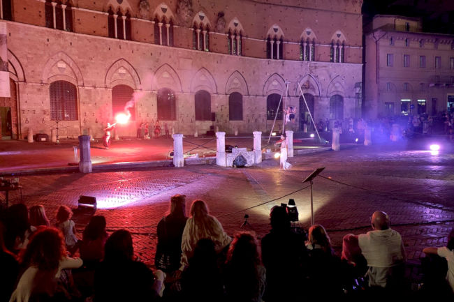 Siena: Il viaggio dantesco del teatro di strada cattura il pubblico di Piazza del&nbsp;Campo