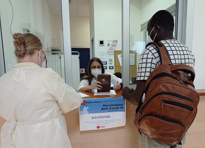 Siena, Successo per l’iniziativa dell’Asl Toscana sud est: Tanti stranieri alla seduta di vaccinazione alle&nbsp;Scotte