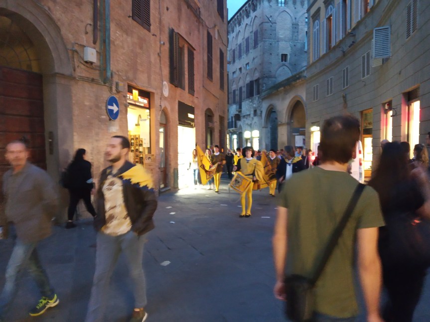 Siena, Contrada dell’Aquila: Oggi 04/10 Processione verso la Chiesa di San&nbsp;Francesco