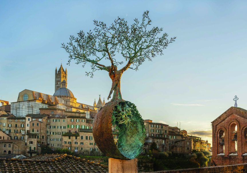 Siena: “L’amore salva il mondo”, resta in città l’opera di Andrea&nbsp;Roggi