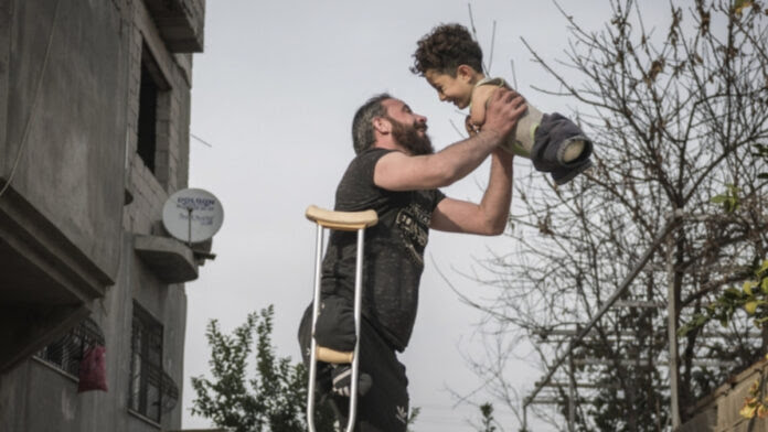 Siena, Siena Awards, la foto di Mehmet Aslan fa il giro del mondo: Parte la raccolta fondi per aiutare Munzir e&nbsp;Mustafa